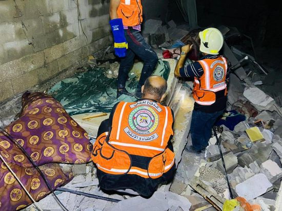 إسرائيل تقتل 3 أفراد من الدفاع المدني بغزة