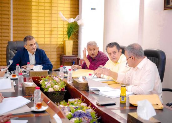 محافظ عدن يطلع على الحسابات الختامية لصندوق النظافة