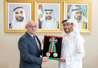 رئيس الإمارات يمنح سفير جورجيا وسام الاستقلال
