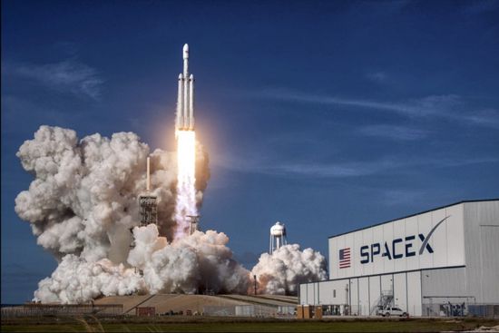 أمازون تتعاون مع سبيس إكس لإطلاق أقمار صناعية للإنترنت