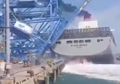 توقف الملاحة في قناة السويس بعد اصطدام شاحنة حاويات بجسر