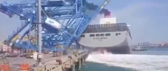 توقف الملاحة في قناة السويس بعد اصطدام شاحنة حاويات بجسر