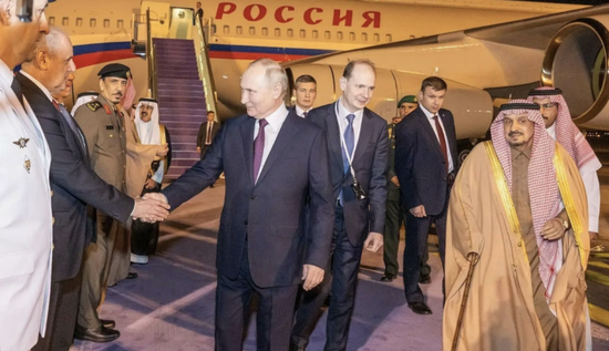 بوتين يصل الرياض في ثاني محطات جولته الخليجية
