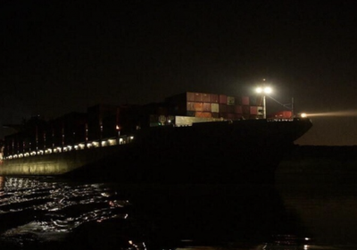 بعد عبور سفينة عالقة.. قناة السويس تعلن استئناف حركة الملاحة