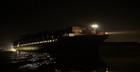 بعد عبور سفينة عالقة.. قناة السويس تعلن استئناف حركة الملاحة