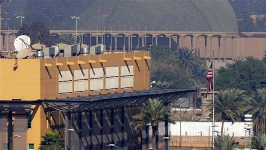 بـ7 قذائف مورتر.. مسؤول عسكري يكشف تفاصيل استهداف السفارة الأمريكية في بغداد