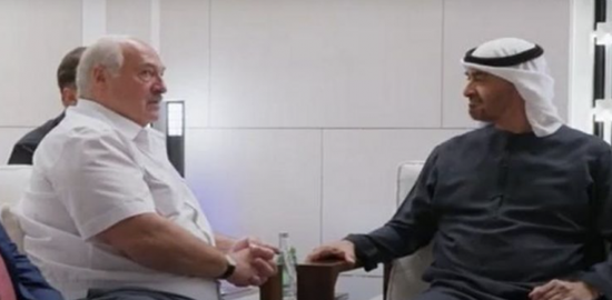 رئيس الإمارات يبحث مع نظيره البيلاروسي تنمية العلاقات بين البلدين