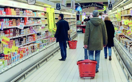 مبيعات التجزئة في منطقة اليورو تتراجع على أساس سنوي