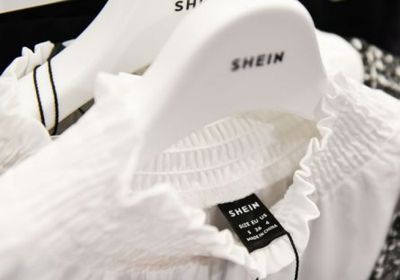 أمازون تخفض الرسوم على الملابس الرخيصة لمنافسة "شي إن"