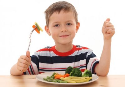 خطوات بسيطة تجعل طفلك يحب الطعام الصحي