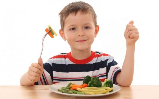 خطوات بسيطة تجعل طفلك يحب الطعام الصحي