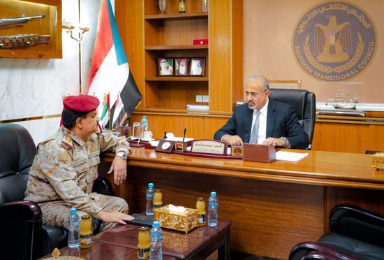 الرئيس الزُبيدي يكلف وزير الدفاع برفع كفاءة القادة والأفراد