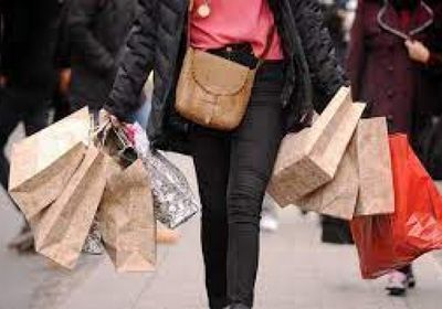 ثقة المستهلكين الأمريكيين ترتفع في ديسمبر مع تحسن التوقعات