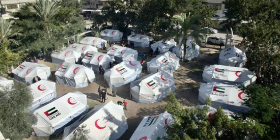 الهلال الأحمر الإماراتي يقدم طرودا غذائية وخيم إيواء للأشقاء في غزة