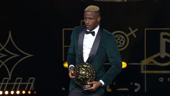أوسيمين يتوج بجائزة أفضل لاعب بأفريقيا 2023