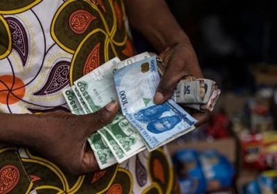 النيرة النيجيرية تهوي إلى مستوى قياسي جديد أمام الدولار