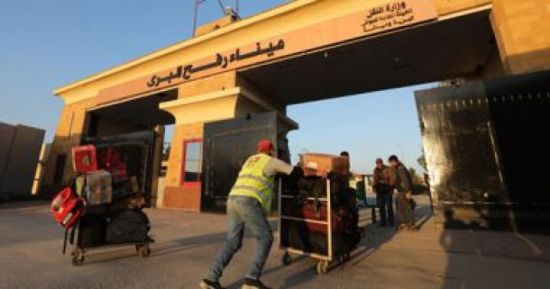 5 شاحنات وقود تدخل قطاع غزة عبر معبر رفح