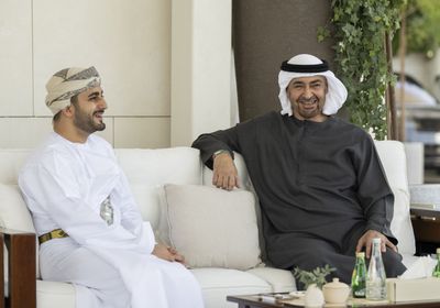 رئيس الإمارات يستقبل وزير الثقافة العماني في قصر الشاطئ