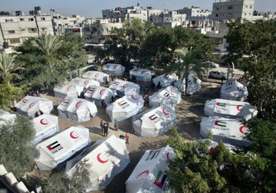 الهلال الأحمر الإماراتي يواصل توزيع الطرود الغذائية على أهالي رفح