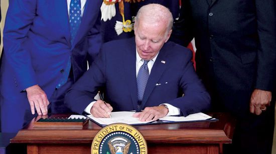 بايدن يشيد بالتقدم في مواجهة أزمة التضخم