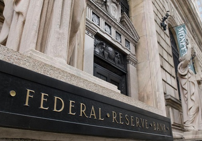 اقتصاديون: الفيدرالي الأمريكي يبدأ خفض الفائدة منتصف 2024