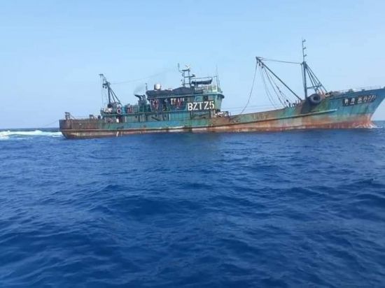 طاقم سفينة متجهة نحو الصومال يفقد السيطرة عليها