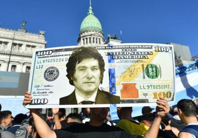 الرئيس الأرجنتيني يخفض قيمة البيزو مقابل الدولار