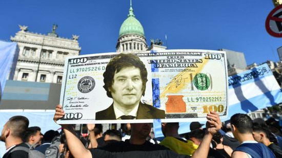 الرئيس الأرجنتيني يخفض قيمة البيزو مقابل الدولار