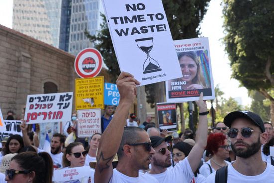 عائلات الرهائن الإسرائيليين في غزة تطالب بوقف القتال