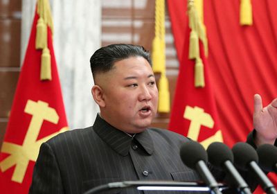 زعيم كوريا الشمالية يشرف على إطلاق صاروخ باليستي