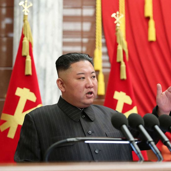 زعيم كوريا الشمالية يشرف على إطلاق صاروخ باليستي