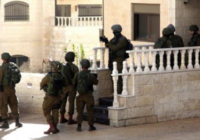الاحتلال الإسرائيلي يداهم المنازل بالخليل