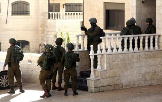 الاحتلال الإسرائيلي يداهم المنازل بالخليل