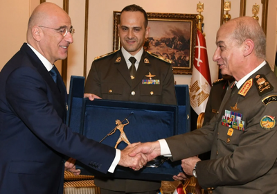 وزير الدفاع المصري يلتقي نظيره اليوناني بالقاهرة