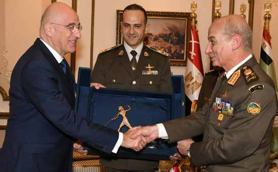 وزير الدفاع المصري يلتقي نظيره اليوناني بالقاهرة