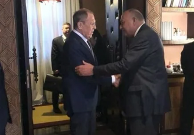 وزير الخارجية المصري يلتقي لافروف على هامش المنتدى العربي الروسي