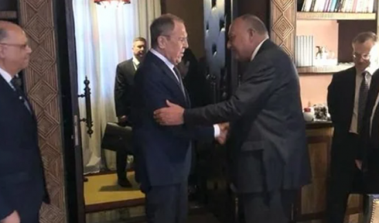 وزير الخارجية المصري يلتقي لافروف على هامش المنتدى العربي الروسي