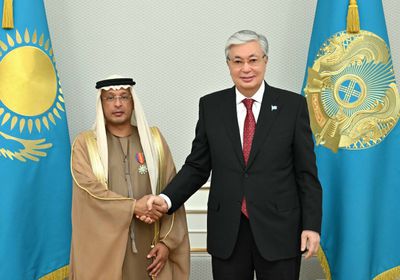 رئيس كازاخستان يُقلّد سفير الإمارات وسام دوستيك