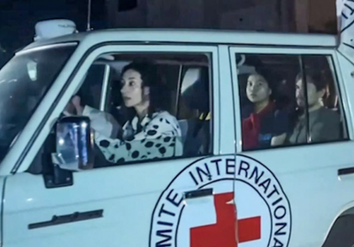 عائلات رهائن إسرائيليين تطالب الصليب الأحمر بـ10 ملايين شيكل تعويضات