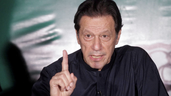 بكفالة.. محكمة باكستانية تُفرج عن عمران خان