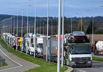 أوكرانيا: سائقو الشاحنات البولنديون فتحوا معبرا حدوديا 