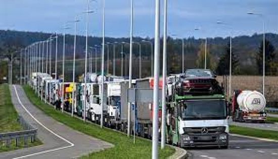 أوكرانيا: سائقو الشاحنات البولنديون فتحوا معبرا حدوديا 