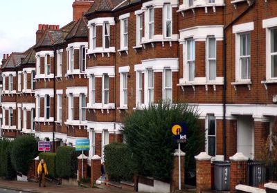 أسعار المنازل في بريطانيا تسجل أدنى مستوى في 10 سنوات