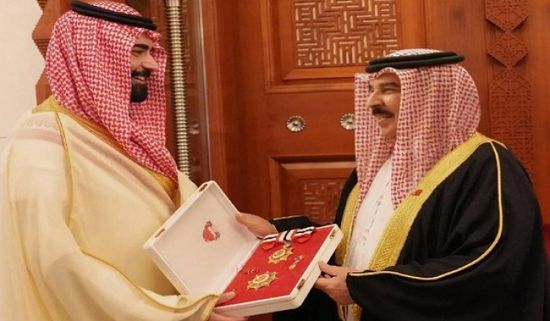 حمد بن عيسى يمنح سفير خادم الحرمين وسام البحرين من الدرجة الأولى