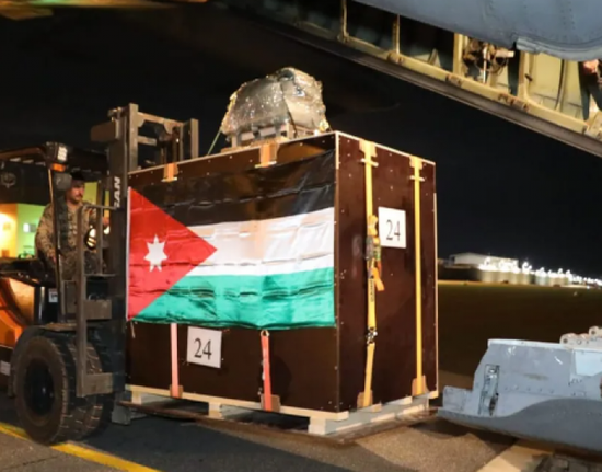 الأردن ينفذ إنزالا جوياً إغاثياً لمحاصرين في كنيسة بقطاع غزة