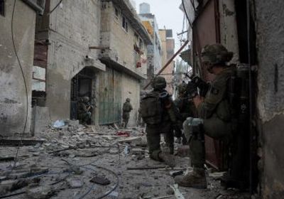 مقتل 16 فلسطينيًا في غارة جوية بمخيم المغازي