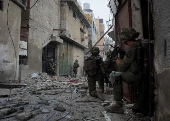 مقتل 16 فلسطينيًا في غارة جوية بمخيم المغازي