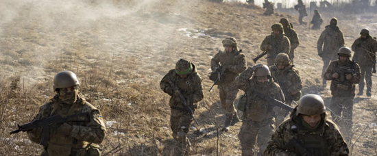 قائد القوات الأوكرانية يكذب الرئيس زيلينسكي حول التعبئة العامة