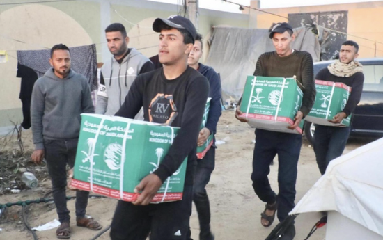 مركز سلمان للإغاثة يواصل توزيع المساعدات الإغاثية في غزة