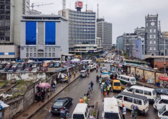 نيجيريا تسعى لاستعادة بنكين اشتراهما المحافظ السابق لـ"المركزي"